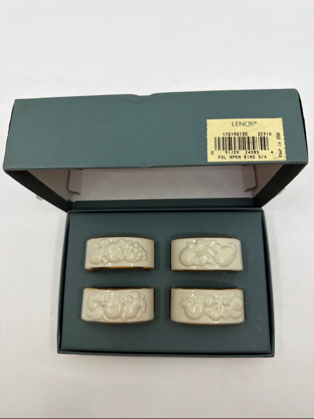 Lenox Fruits of Life
Napkin Ring Ivory Grapes Set